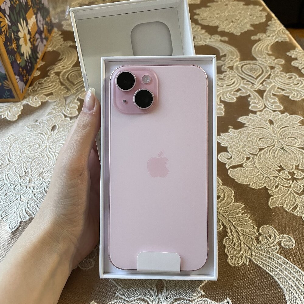 iPhone 15 Pink